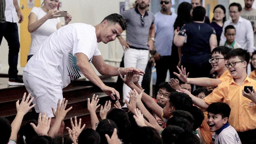 Cristiano Ronaldo participa de evento ao lado de estudantes em Cingapura - Wallace Woon/EFE