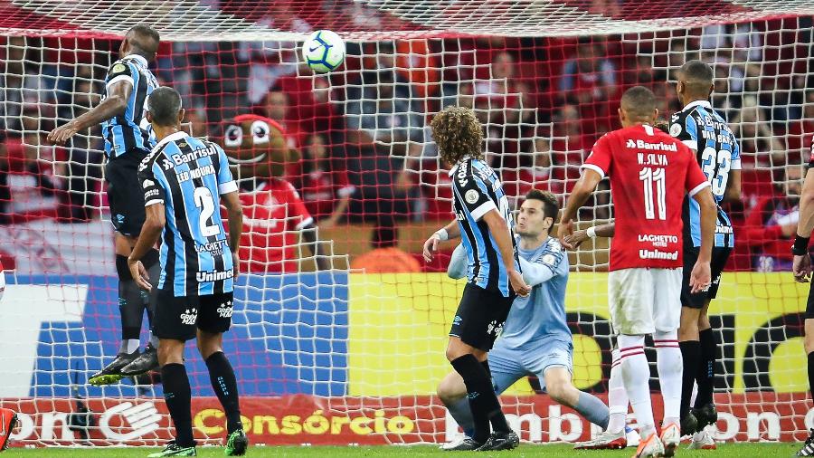 Paulo Miranda desvia a bola contra o próprio gol na partida entre Internacional X Grêmio pelo Campeonato Brasileiro - Pedro H. Tesch/AGIF