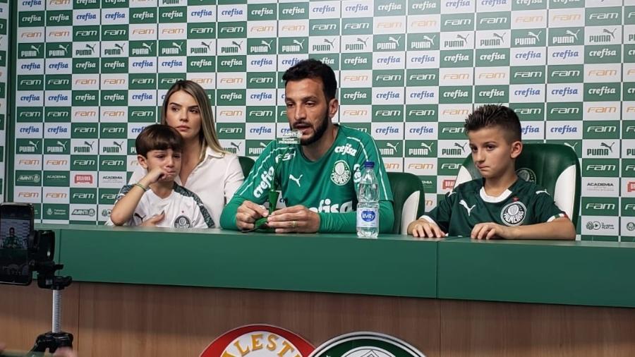 Edu Dracena se emociona ao lado dos familiares na despedida do futebol - Danilo Lavieri/UOL Esporte