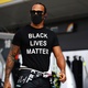Lewis Hamilton, da Mercedes, com camiseta antirracismo antes do GP de Silverstone - Mark Thompson/Getty Images