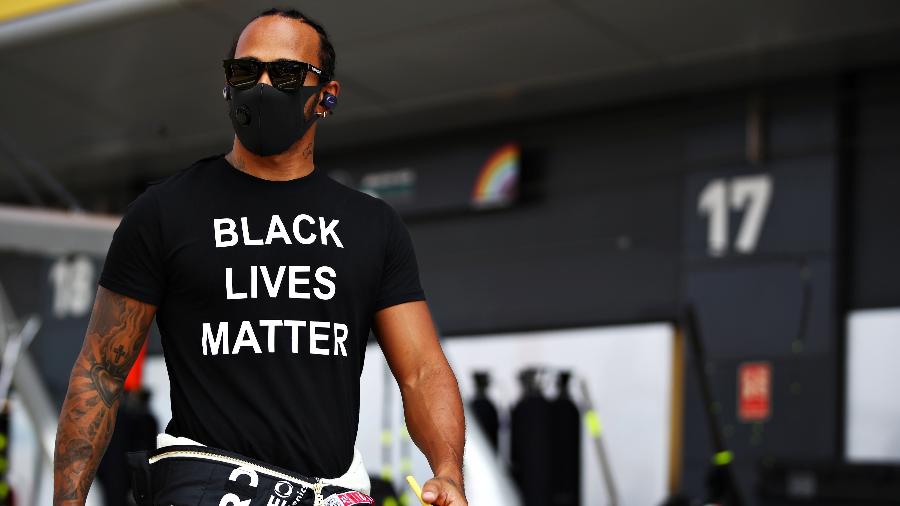 Lewis Hamilton, da Mercedes, com camiseta antirracismo antes do GP de Silverstone - Mark Thompson/Getty Images