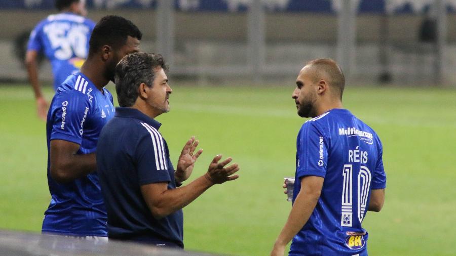 Técnico Ney Franco conversa com Régis, autor de gol do Cruzeiro contra o Vitória no Mineirão - Fernando Moreno/AGIF