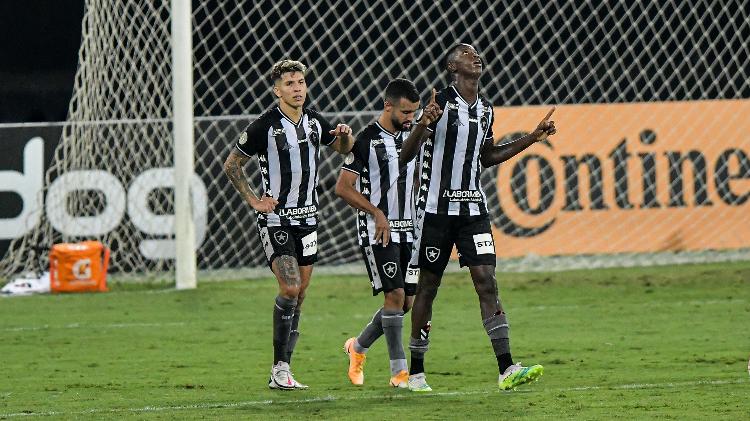 Matheus Babi comemora gol com o Botafogo na partida contra o Vasco, pela Copa do Brasil - Thiago Ribeiro / AGIF - Thiago Ribeiro / AGIF