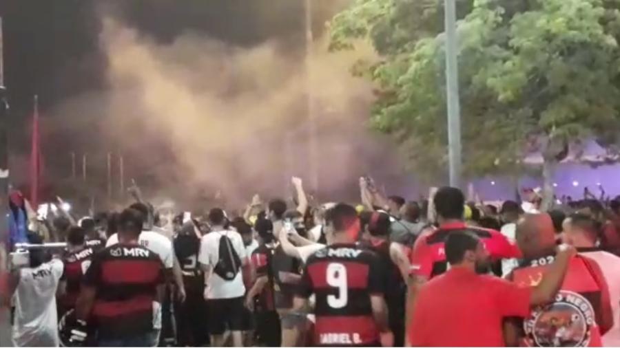 Torcida do Flamengo nos arredores do Maracanã antes do duelo com o São Paulo, pela Copa do Brasil - Leo Bulá / UOL Esporte