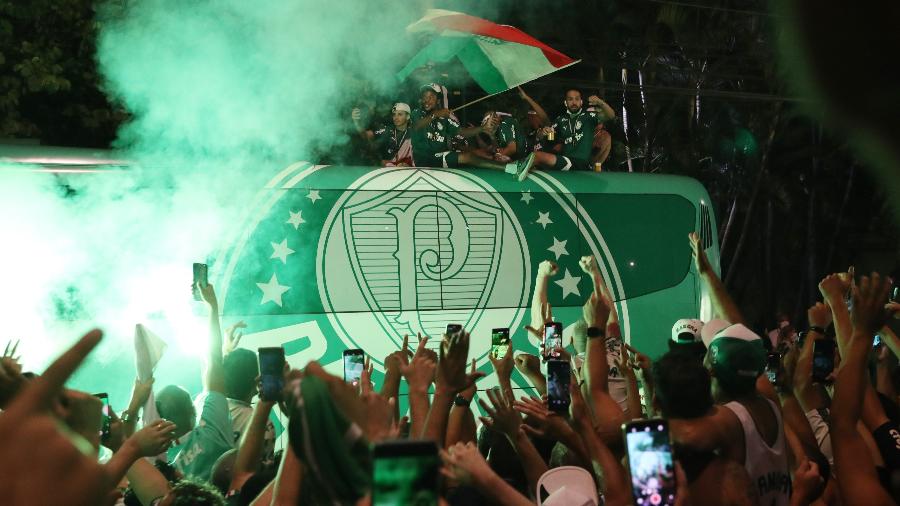Torcedores do Palmeiras comemoram em São Paulo o título da Libertadores - Amanda Perobelli/Reuters