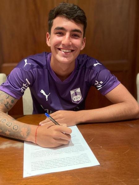 Diego Abreu, filho de "Loco" Abreu, assinou seu primeiro contrato profissional - Reprodução/Instagram