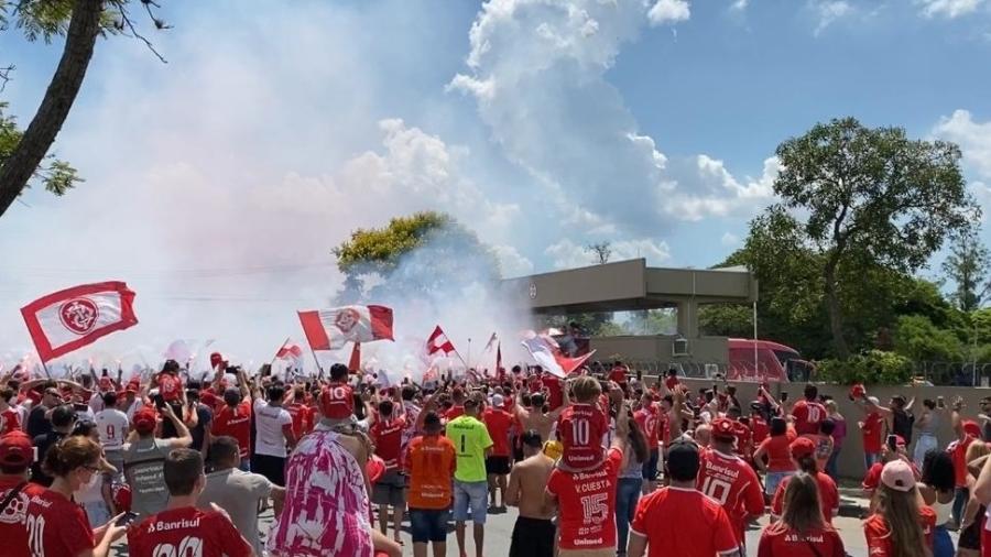Torcida do Inter faz aglomeração em apoio para final contra o Flamengo, no Rio - Jeremias Wernek/UOL