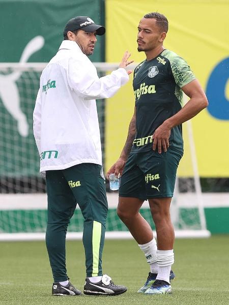 Abel conversa com Rafael Elias, ex-Papagaio, durante o treino, na Academia de Futebol.  - Cesar Greco/ Divulgação Palmeiras