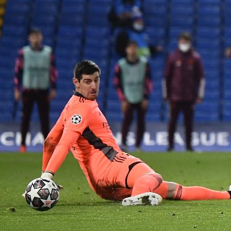 Courtois faz defesa na derrota do Real Madrid para o Chelsea na semifinal da Champions - REUTERS/Toby Melville