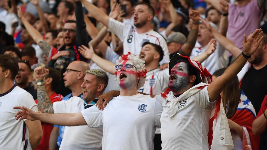 Torcedores da Inglaterra apoiam a seleção na partida contra a Dinamarca pela semi da Eurocopa -  Andy Rain / POOL / AFP