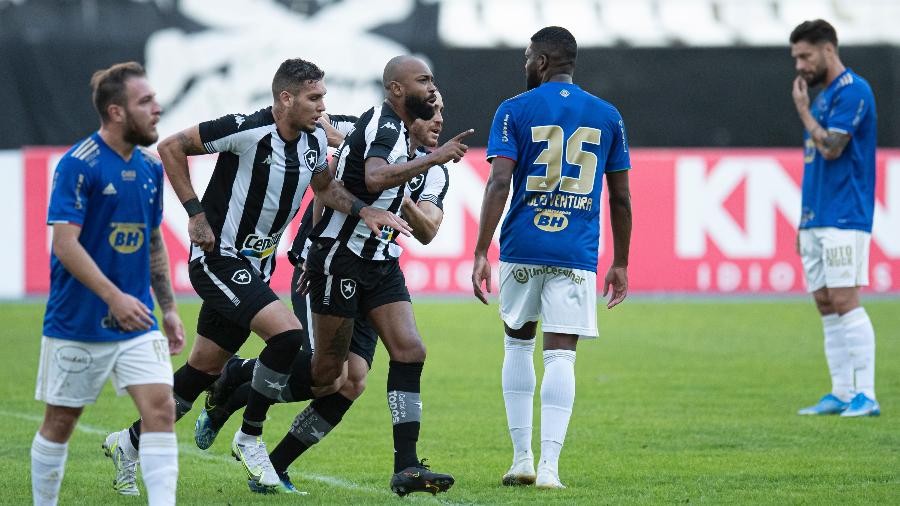 Jogadores do Botafogo celebram gol de Chay na partida contra o Cruzeiro, no Nílton Santos, pela Série B do Brasileirão - Jorge Rodrigues/Jorge Rodrigues/AGIF