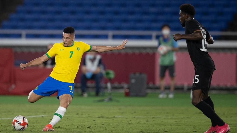 Paulinho finaliza para fazer o quarto do Brasil contra a Alemanha, na estreia nos Jogos Olímpicos de Tóquio - Lucas Figueiredo/CBF