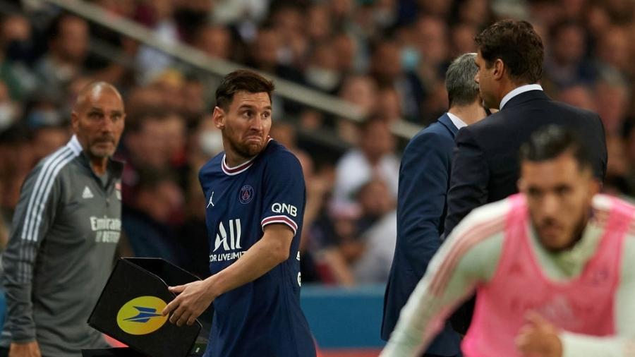 Lionel Messi olha para Mauricio Pochettino após ser substituído em PSG x Lyon - Jose Breton/Pics Action/NurPhoto via Getty Images