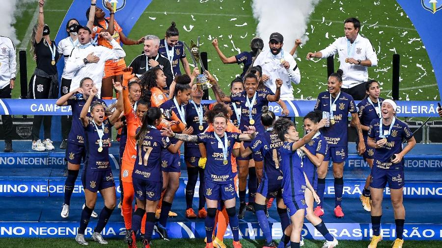 Jogadoras do Corinthians comemoram a conquista do título do Campeonato Brasileiro Feminino após vitória sobre o Palmeiras - ANDRÉ ANSELMO/ESTADÃO CONTEÚDO