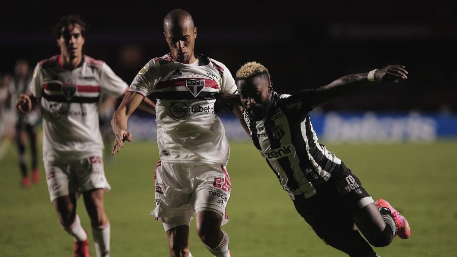 Miranda e Mendoza disputam jogada em São Paulo x Ceará  - Ettore Chiereguini/AGIF