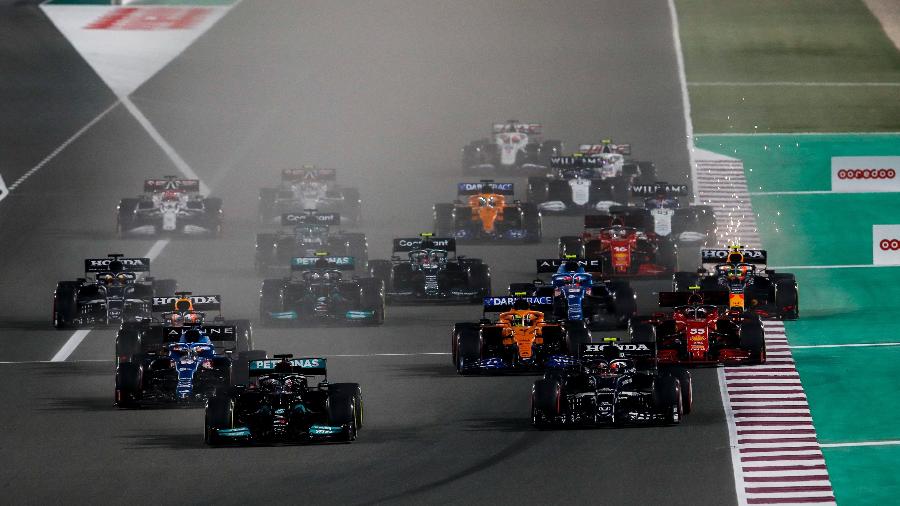 Largada do GP do Qatar, com Lewis Hamilton na pole - Mercedes
