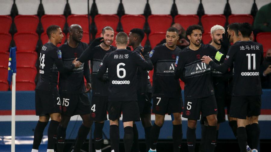 Jogadores do PSG comemoram gol contra o Reims, pelo Campeonato Francês - John Berry/Getty Images