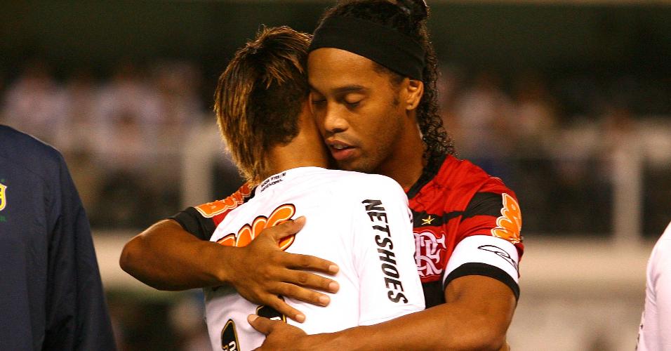 2011 - Ronaldinho Gaúcho cumprimenta Neymar antes do início da partida entre as equipes