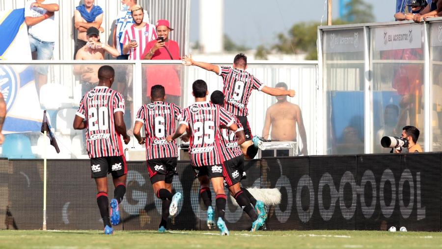 Jogadores do São Paulo comemoram gol marcado contra o Água Santa - Miguel SCHINCARIOL/São Paulo FC