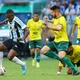 Elias, do Grêmio, domina a bola, cercado por jogadores do Ypiranga na final do Campeonato Gaúcho 2022 -  Pedro H. Tesch/AGIF