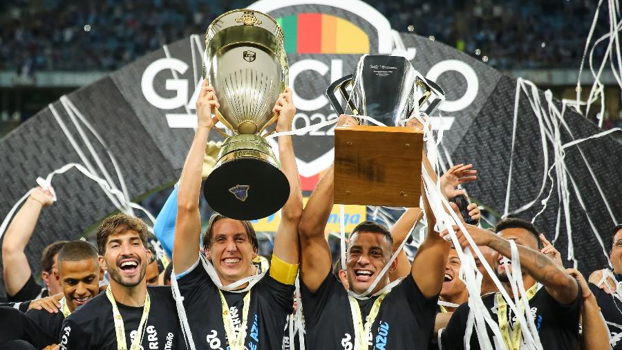 Geromel e Diego Souza em detaque na comemoração do Grêmio pelo pentacampeonato gaúcho em 2022 - Pedro H. Tesch/AGIF