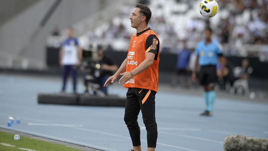 O técnico Vitor Pereira, do Corinthians, durante partida contra o Botafogo - DHAVID NORMANDO/ESTADÃO CONTEÚDO