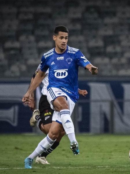 Lucas Oliveira, zagueiro do Cruzeiro em ação 