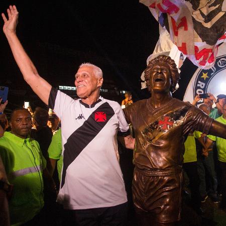 Roberto Dinamite ao lado de sua estátua em São Januário: obra assinada pelo artista plástico Mario Pitanguy - Daniel Ramalho / Vasco.com.br