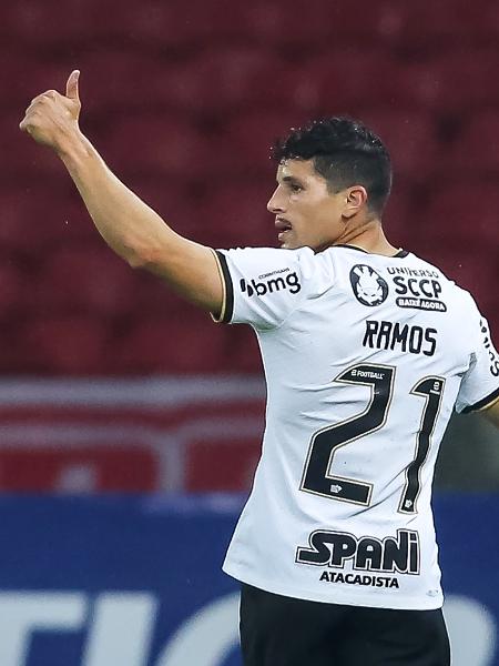 Rafael Ramos, lateral do Corinthians, acena na partida contra o Internacional pelo Brasileirão -  Pedro H. Tesch/AGIF