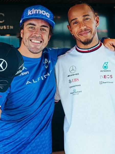 Fernando Alonso e Lewis Hamilton posaram juntos após confusão no GP da Bélgica - Reprodução/Twitter