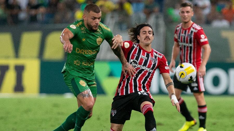 André Luís e Gabriel Neves disputam a bola em Cuiabá x São Paulo, pelo Brasileirão - Gil Gomes/AGIF