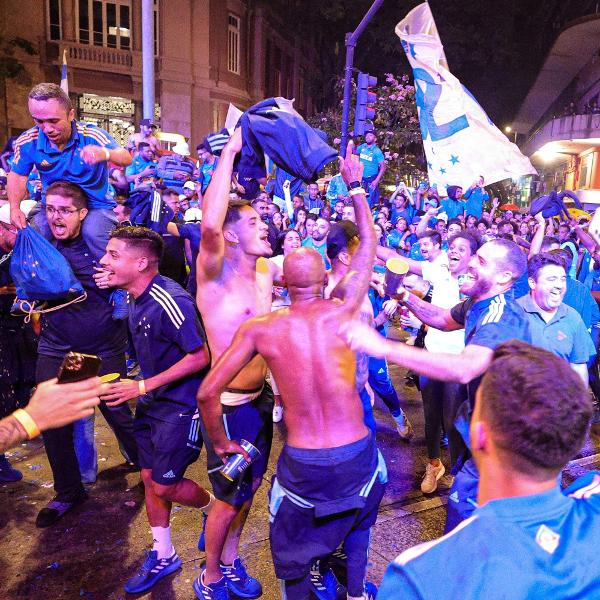 Jogadores do Cruzeiro comemoram acesso à Série A na Praça Sete de Setembro, em Belo Horizonte