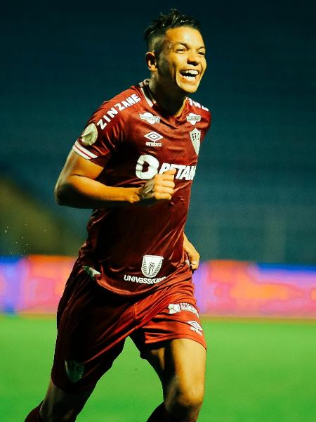 David Braz comemora gol do Fluminense sobre o Avaí em jogo do Campeonato Brasileiro - R.Pierre/AGIF