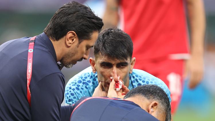 O goleiro Alireza Beiranvand deixou a partida após se chocar com companheiro  - Charlotte Wilson/Offside/Offside via Getty Images - Charlotte Wilson/Offside/Offside via Getty Images