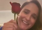Repórter assediada em 2018 se emociona ao ganhar rosa de torcedora no Qatar - Reprodução/Twitter