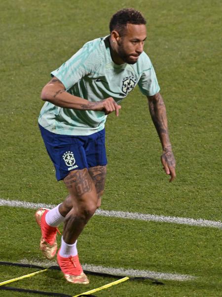 Neymar durante o treino deste domingo da seleção, no estádio Grand Hamad - Nelson Almeida/AFP
