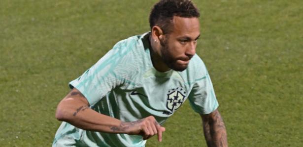 Neymar durante o treino deste domingo da seleção brasileira