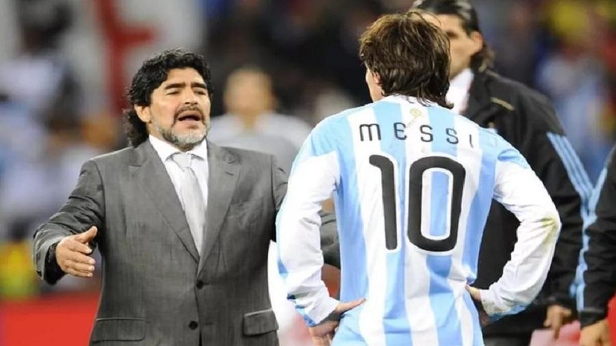 Diego Maradona consola Lionel Messi na Copa de 2010 - Reprodução Twitter