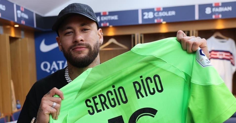 Neymar segurando a camisa do goleiro do PSG Sergio Rico