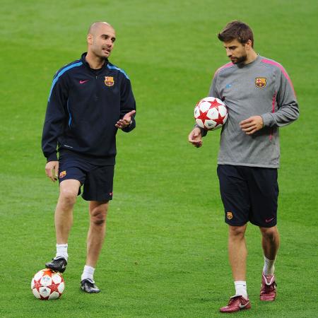 Pep Guardiola e Piqué durante treino do Barcelona em 2011 - Michael Regan/Getty Images