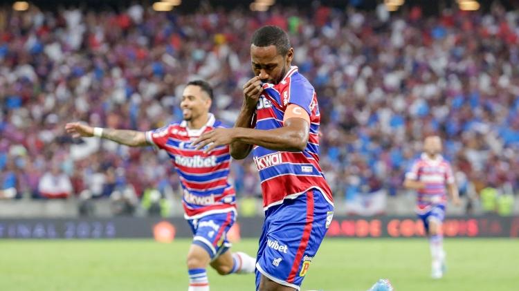 Tinga, do Fortaleza, comemora seu gol contra o Corinthians, pela Sul-Americana