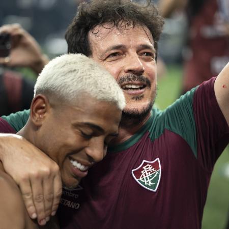 John Kennedy e Fernando Diniz celebram título do Fluminense na Libertadores