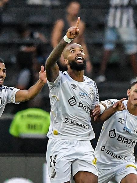 Messias celebra seu gol pelo Santos contra o Botafogo pelo Campeonato Brasileiro