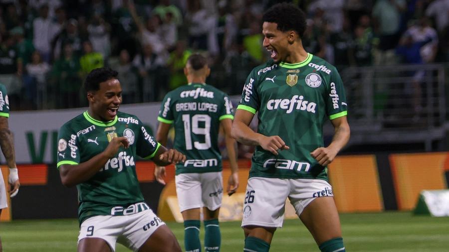 Endrick comemora após marcar no jogo do Palmeiras contra o América-MG, pelo Brasileirão