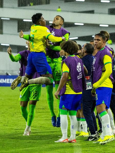 Endrick comemora com os companheiros gol do Brasil sobre a Venezuela