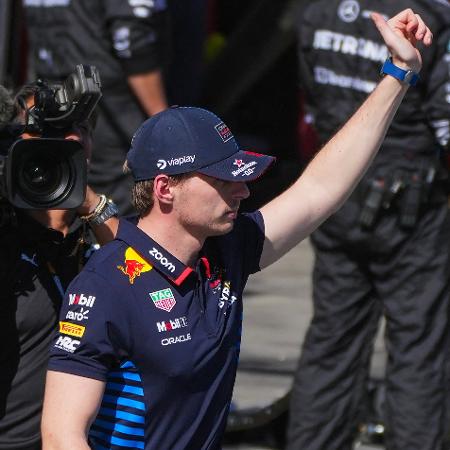Max Verstappen, da Red Bull, acena para os torcedores após abandonar o GP da Austrália de F1