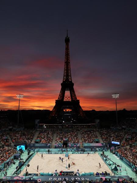 Pôr do sol com a torre no vôlei de praia em Paris