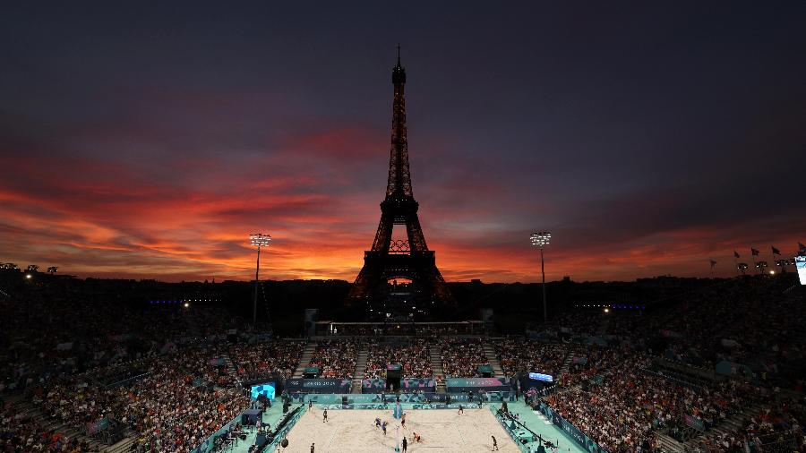 Pôr do sol com a torre no vôlei de praia em Paris