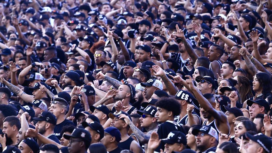 Torcida do Corinthians no jogo contra o Juventude