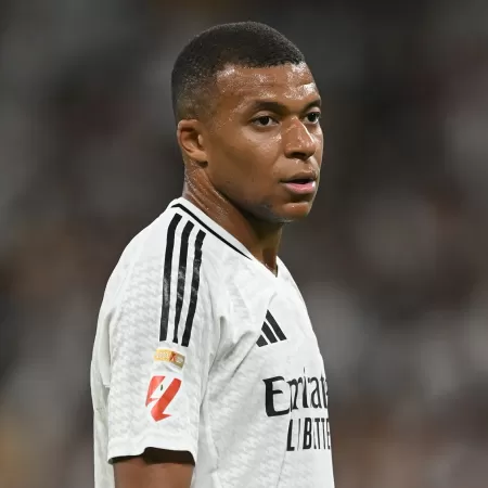 Mbappé em ação com a camisa do Real Madrid durante jogo do Campeonato Espanhol - Denis Doyle/Getty Images